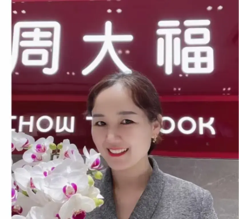 盐城周大福金店一拖三事件完整版视频-射阳周大福一拖三全程回顾-周大福附完整版视频在线观看